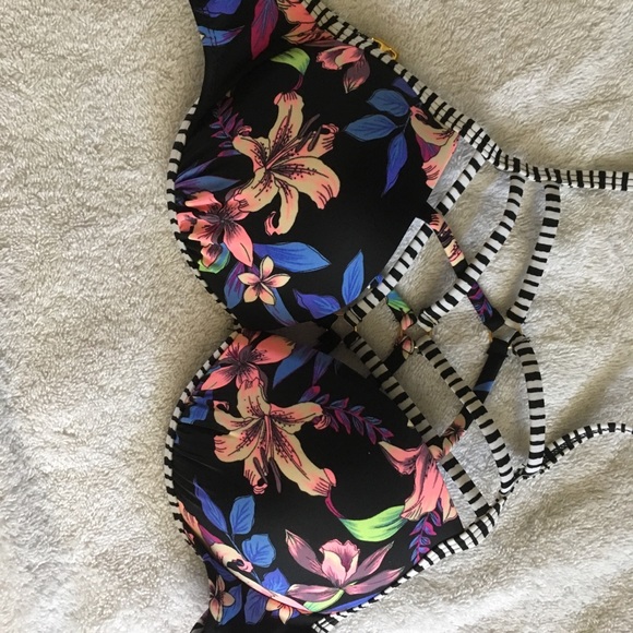 Cute Swimsuit Top - Picture 2 of 3